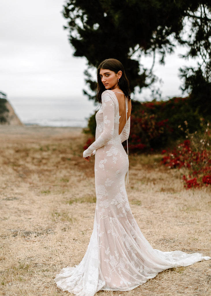 Simple A-line V-neck Open Back Long Sleeves Lace Wedding Dresses with –  Musebridals